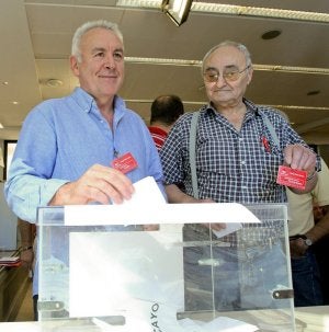 El coordinador general de IU, Cayo Lara (izda.), vota durante el Consejo Político de su formación. ::
EFE