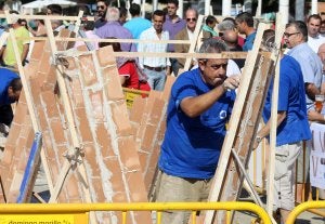 Los albañiles, durante el concurso. :: ÁLVARO CABRERA