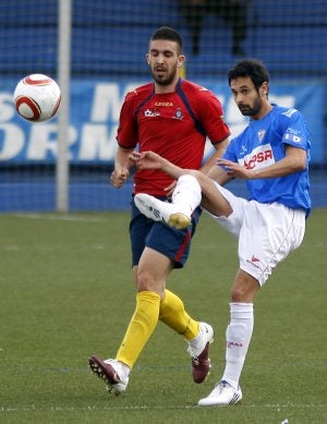 Johny vistiendo la camiseta del Algeciras Club de  Fútbol durante un partido de la pasada temporada frente a Los Palacios. ::
SUR