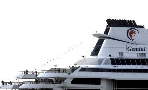 El crucero 'Gemini', tras atracar ayer en el puerto de Gibraltar, plagado de problemas. ::
EFE/A. CARRASCO RAGEL