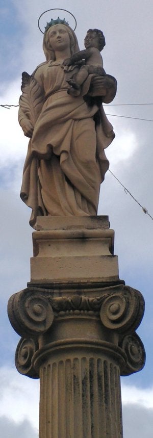 La imagen de la Virgen, en el monumento junto a la plaza Menéndez Tolosa. ::
SUR