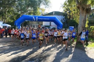 La salida del Trofeo de Campo a Través Ciudad de Álora, que tuvo ayer un gran éxito de participación. ::
E. L. A.