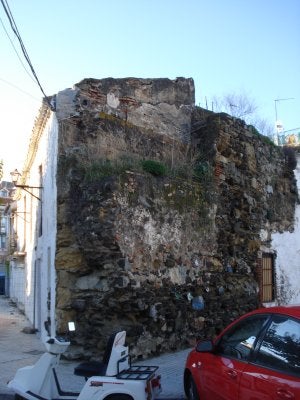 Gran parte del muro del antiguo baluarte está oculto por varias viviendas. ::                             A. P.