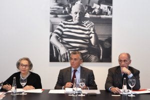 Imagen facilitada por el Museo Picasso Málaga de la reunión del Patronato que presidieron ayer Christine Ruiz-Picasso, Paulino Plata y Bernard Ruiz-Picasso. ::                             MPM/JESÚS DOMÍNGUEZ