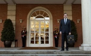 Mariano Rajoy, delante de la puerta de la Moncloa, tras jurar su cargo ante el Rey. ::  DANIEL OCHOA/AP