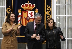 La nueva delegada en Andalucía, Carmen Crespo, junto a Griñán y la vicepresidenta del Gobierno, Soraya Sáenz de Santamaría. ::                             AFP