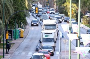 Un turismo circula por el carril reservado para autobuses y taxis de la avenida de Andalucía. ::
ÁLVARO CABRERA