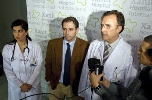 Los médicos Gonzalo Sanz y José Manuel Martín. ::
D. PÉREZ. EFE