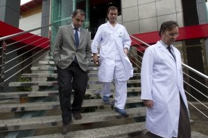 Larrañaga continúa en la UCI tras una «complicación respiratoria»