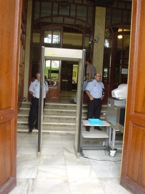 Control de seguridad en el interior del Palacio de la Asamblea. ::
SUR
