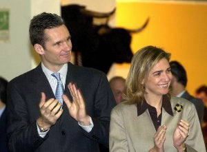 Iñaki Urdangarin y la infanta Cristina, en un acto público en Sevilla en 2003. ::
E. MORENATTI / EFE