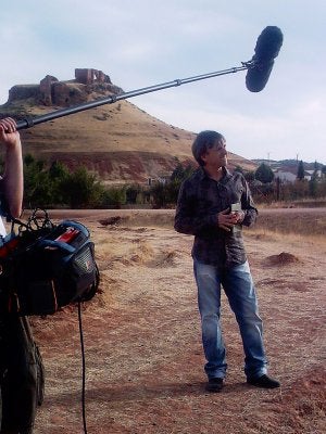 Mota, en un documental, ante el Castillo de la Estrella. ::                             TVE