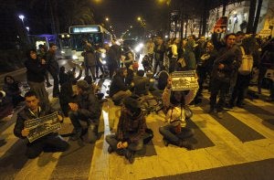 Los manifestantes cortaron el tráfico para protestar por actuación policial en Valencia.:: Álvaro Cabrera