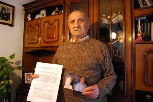 Cristóbal González muestra una foto de su mujer y la denuncia que ha presentado. ::                             M. C. JAIME