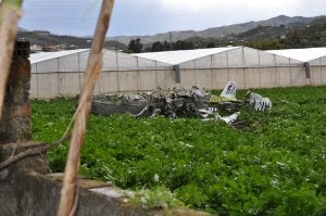 La avioneta se estrelló en una plantación de hortalizas próxima a la pista del aeropuerto de El Trapiche quedando reducida a un amasijo de hierros. ::                             EUGENIO CABEZAS