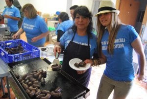 Los vecinos colaboraron en la preparación de las morcillas asadas y en servir los vasos de cerveza y vino del terreno a los asistentes. ::  E. C.