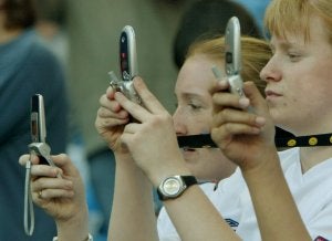 El uso de los 'smartphones' y de las redes sociales en conciertos y eventos como la Semana Santa provoca la saturación de la Red. ::                             SUR