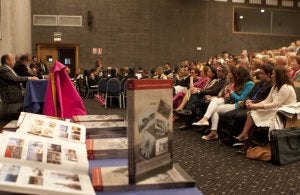 Decenas de personas asistieron el viernes por la tarde a la presentación del cuarto volumen de la enciclopedia local. ::
SUR