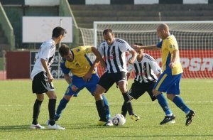 Balona y Cádiz, en el partido de la primera vuelta. ::
SUR