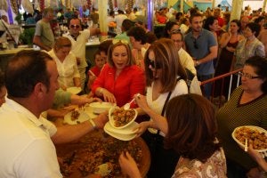 Vecinos y visitantes formaron ayer una gran cola en la Caseta Oficial de San Isidro para probar los platos. ::
S. V.