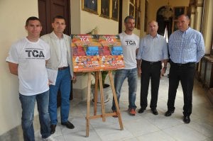 Julio Andrade y Javier Imbroda, con los organizadores. ::
SUR