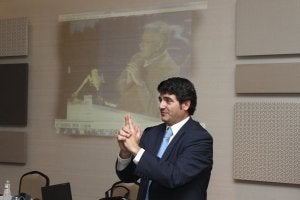 David Ganuza, durante la exposición de ayer. ::  Juan Antonio Rueda