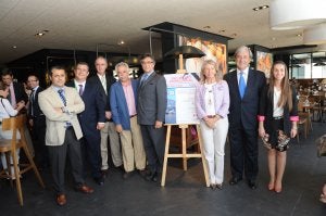 La alcaldesa, Ángeles Muñoz, junto a miembros de su equipo, directivos de Apymespa e invitados.  ::
JOSELE-LANZA