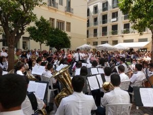 Actuación de una banda juvenil de música en la plaza de las Flores. ::
SUR