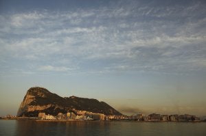 Vista del Peñón con la Línea de la Concepción en primer plano. JON NAZCA. REUTERS