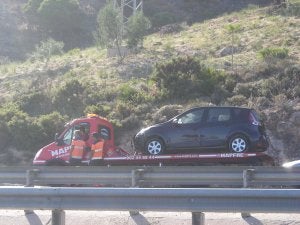Una grúa retira otro de los vehículos implicados en el siniestro, que ocurrió en Benalmádena.:: M. C. Jaime