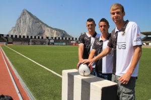 Juan Ayala, Iván y Joe, ayer en el Municipal vistiendo la camiseta del centenario albinegro. ::
F. HEREDIA