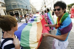 Los participantes en los actos sostienen una gran bandera con los colores del arcoíris. ::
JAIME GALLARDO