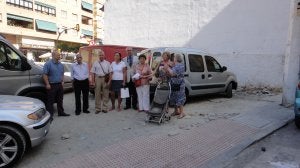 Vecinos y comerciantes de Fuente Olletas se quejan de problemas de accesibilidad y seguridad vial en el centro del barrio. ::
N. R. N.