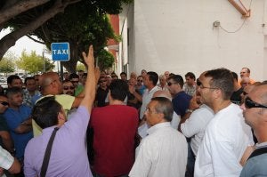 Los taxistas se concentraron en la Estación de Autobuses, donde mantuvieron asambleas realizadas de forma espontánea. ::
JOSELE-LANZA