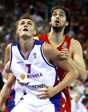 Andrei Kirilenko y Pau Gasol, en un encuentro del Eurobasket 2007, que se disputó en Madrid. ::
J. C. HIDALGO / EFE