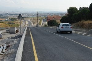 Imagen de la avenida de Ceuta, en cuyo lateral izquierdo se proyecta el equipamiento. ::                             SUR