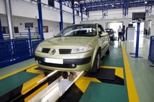 Un coche, durante una inspección técnica en una estación de ITV. ::                             SUR