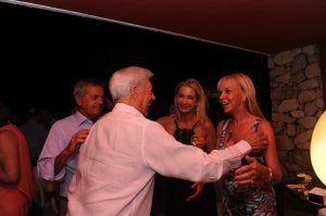 Vargas Llosa saluda a algunas de las asistentes a la fiesta.