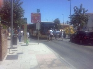 Varias personas impidieron el paso del autobús. ::
D. G.