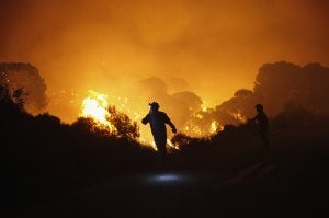 Efectivos combaten las llamas en Mijas. ::                             REUTERS