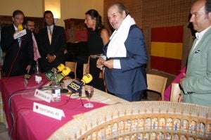 Paula recibió el galardón en la I Gala 'Amigos de la Corrida Goyesca' y después se fue. :: V. MELGAR