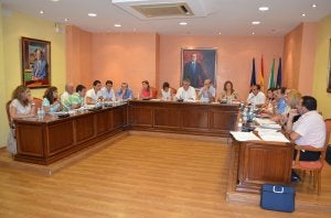 El voto de calidad del alcalde permitió aprobar inicialmente las cuentas tras el empate a ocho ediles. ::                             E. C.