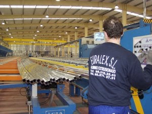 El grupo industrial está especializado en grandes perfiles de aluminio, como los de los trenes del AVE. ::                             SUR