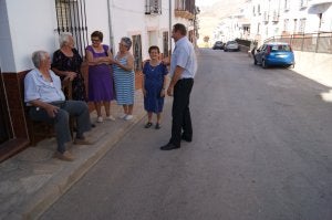 El alcalde de Serrato, Francisco López (a la derecha), conversa con un grupo de vecinos que toma el fresco.  Vanessa Melgar