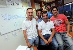 De izquierda a derecha, Francisco Santos, Alejandro Bermúdez, Bernardo Quintero, Julio Canto y Emiliano Martínez, en su oficina del PTA. ::                             CARLOS MORET