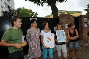 Representantes de las asociaciones de padres de alumnos junto a la madre de la niña enferma. ::                             JOSELE-LANZA