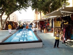 Los puestos se encuentran frente a la estación de tren. :: P. J. Q. Vídeo: Rossel Aparicio | Guillermo Villalobos | Pedro J.Quero