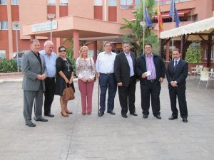 Algunas de las autoridades posaron junto a los organizadores. ::
SUR