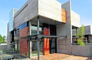 La nueva casa de los Zapatero-Espinosa se encuentra en una exclusiva urbanización de Valdemarín, muy cerca de La Moncloa. Su valor ronda el millón de euros. ::
IDEALISTA.COM/AP