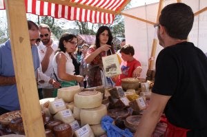 Los quesos de El Pinsapo se vendían ayer como rosquillas en la feria tebeña. ::
CARMEN MARTÍN